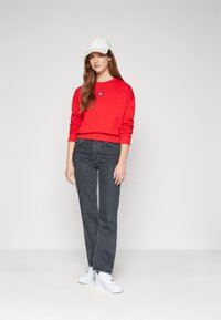 Tommy Jeans BADGE CREW EXT - Mikina - deep crimson
