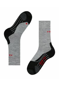 Calcetines grises con acentos negros, textura acanalada, talón acolchado y letras rojas para la talla y la marca. Presentan áreas de punta y talón reforzadas.