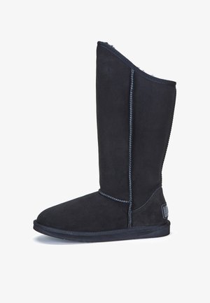 Czarne zamszowe botki do kolan z miękką podszewką, wzmocnionymi szwami, gumową podeszwą i akcentem w postaci logo. Gładka faktura z lekko zaokrąglonym noskiem.