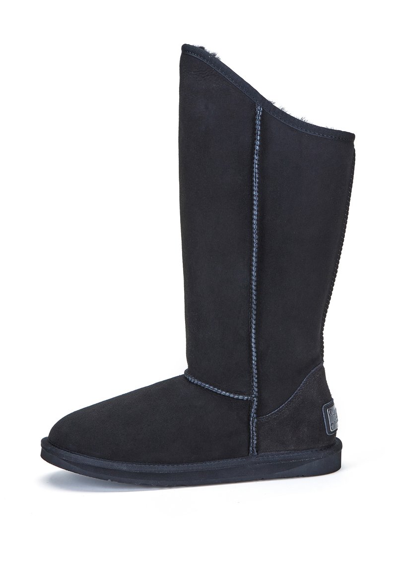 Černé nubukové vysoké boty na kolena s měkkou podšívkou, zesíleným šitím, gumovou podešví a logem. Hladký povrch s kulatou špičkou.