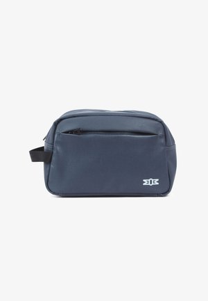 Borsa da toiletta blu navy realizzata in tessuto resistente, con una tasca frontale con zip, una maniglia superiore e un logo bianco sul lato. Forma rettangolare.