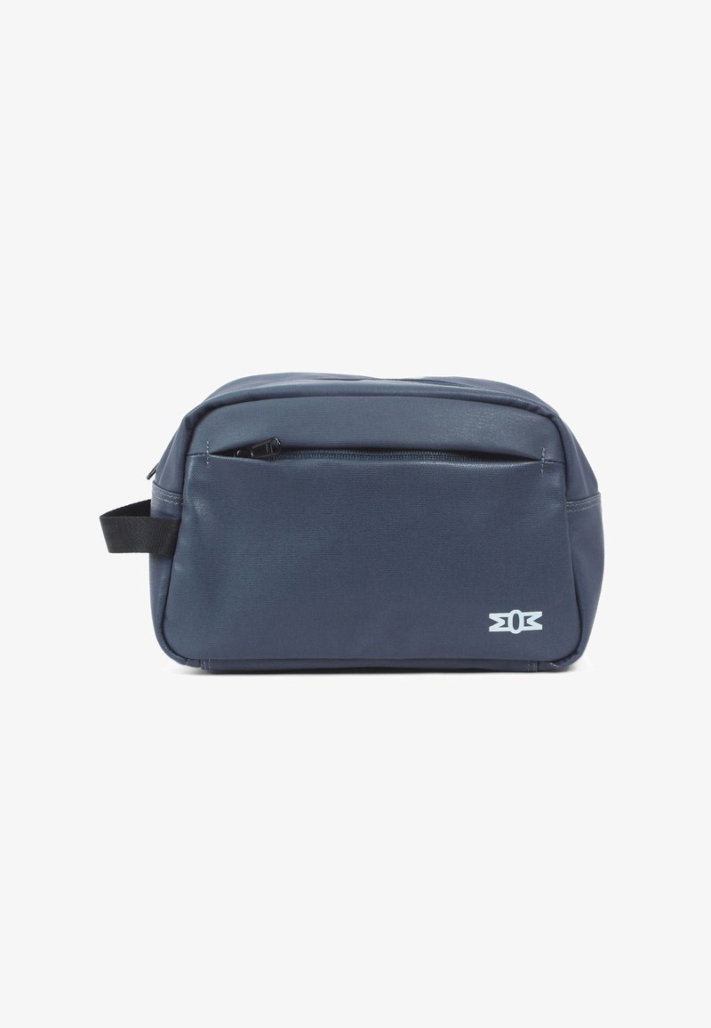 Navyblaues Waschbeutel aus strapazierfähigem Material, mit einer Vordertasche mit Reißverschluss, einem Handgriff oben und einem weißen Logo an der Seite. Rechteckige Form.