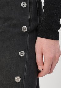 Elisabetta Franchi TROUSERS - Ravne kavbojke - black denim