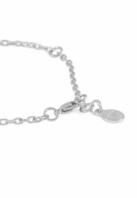 Silversmyckeband med ovala länkar, en kräftklämma och en liten rund berlock med ingraverade detaljer. Slät, polerad metallfinish.