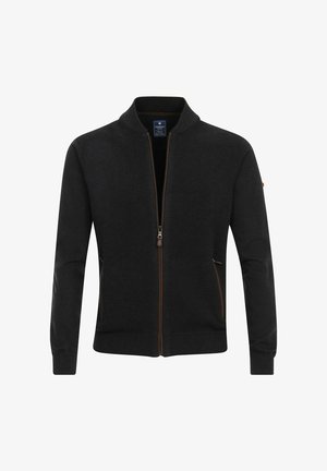 Zwarte zip-up jas met een textuurpatroon, voorzien van een staande kraag, zijzakken met bruine accenten en lange mouwen.