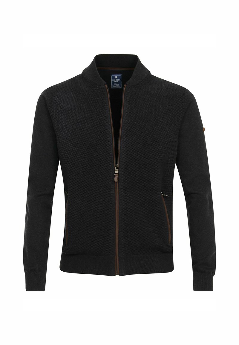 Schwarze Zip-Jacke mit strukturiertem Muster, ausgestattet mit einem Stehkragen, seitlichen Taschen mit braunen Akzenten und langen Ärmeln.