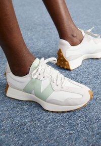 New Balance WS327 - Sneaker low - silver/moss