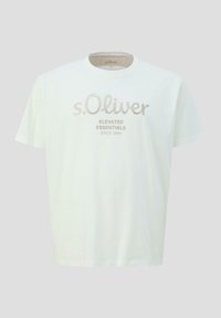 Biała bawełniana koszulka z krótkimi rękawami, z logo "s.Oliver" oraz napisem "ELEVATED ESSENTIALS SINCE 1969" w jasnoszarym druku.