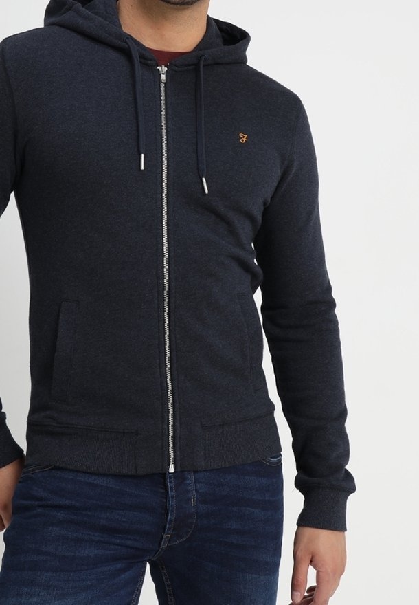 Sweat à capuche zippé bleu marine en tissu doux avec une poche avant, une capuche à cordon de serrage et un petit logo brodé sur la poitrine.