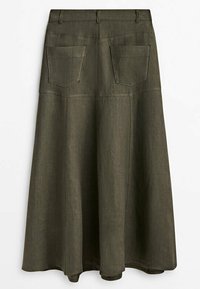 Jupe longue vert olive avec deux poches plaquées à l'arrière, passants de ceinture et détails de coutures visibles le long des panneaux de tissu.