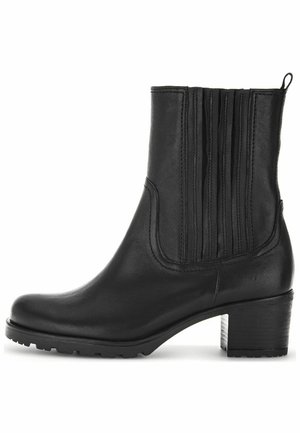 Boots en cuir noir à chevilles avec une finition lisse, des panneaux latéraux élastiques et un talon bloc. Présente une pointe arrondie et une semelle texturée.
