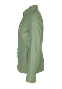 Groene leren jas met een kraag, slim fit, zijzakken en een gladde textuur, gezien vanuit de zijkant.