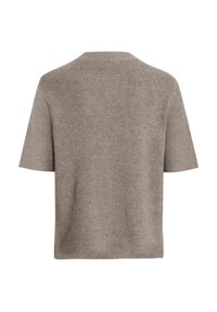 Beżowy sweter z krótkim rękawem, wykonany z dzianiny, z okrągłym dekoltem, charakteryzujący się fakturowaną powierzchnią oraz luźnym krojem bez widocznych szwów i zdobień.