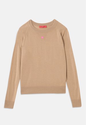 Maglione beige a maniche lunghe con polsini e orlo a costine, collo a giro e piccolo cuore rosa ricamato sotto il colletto.