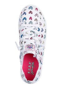 Zapatillas de lona blancas con un patrón de lazo multicolor; presentan cordones blancos y forro interior rosa. Logo de BOBS en la lengüeta.