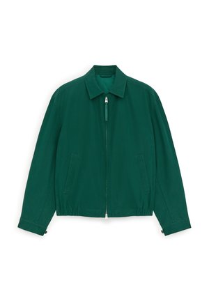 Giacca leggera verde scuro con zip frontale, collo a camicia, due tasche frontali e polsini con bottoni, distesa su sfondo bianco.