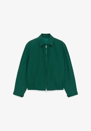 Giacca leggera verde scuro con zip frontale, collo a camicia, due tasche frontali e polsini con bottoni, distesa su sfondo bianco.