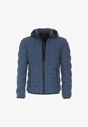 Doudoune bleue avec capuche, présentant un design matelassé, deux poches latérales zippées et des détails noirs sur la fermeture éclair et les poignets.