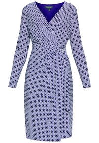 Abito a portafoglio viola con un motivo circolare bianco, maniche lunghe e una fascia laterale con un bottone decorativo. Tessuto dal tocco morbido.