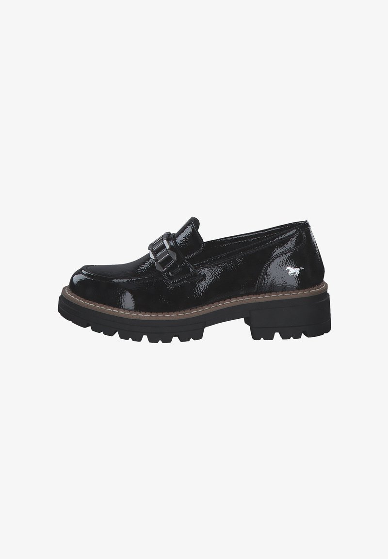 Schwarzer lackierter Lederloafer mit seitlichem Schnallen Detail, strukturiertem Obermaterial, robuster Gummisohle und kontrastierendem Stich entlang der Sohlenkante.
