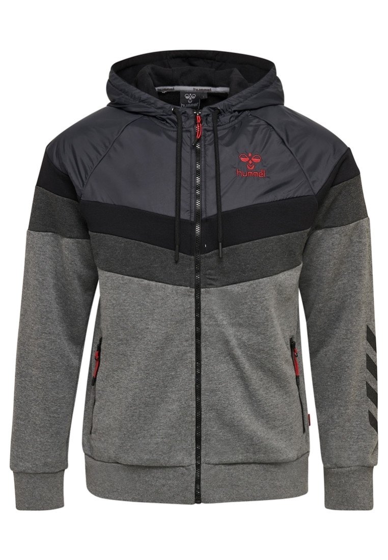 Hættetrøje med lynlås i grå og sort, med polstret øverste sektion, røde detaljer og sidelommer. Tekstureret stof med fiskebenmønster.