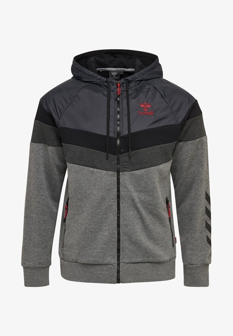 Hættetrøje med lynlås i grå og sort, med polstret øverste sektion, røde detaljer og sidelommer. Tekstureret stof med fiskebenmønster.