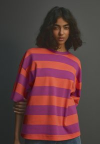 Next RELAXED FIT CREW NECK - T-shirts print - orange purple