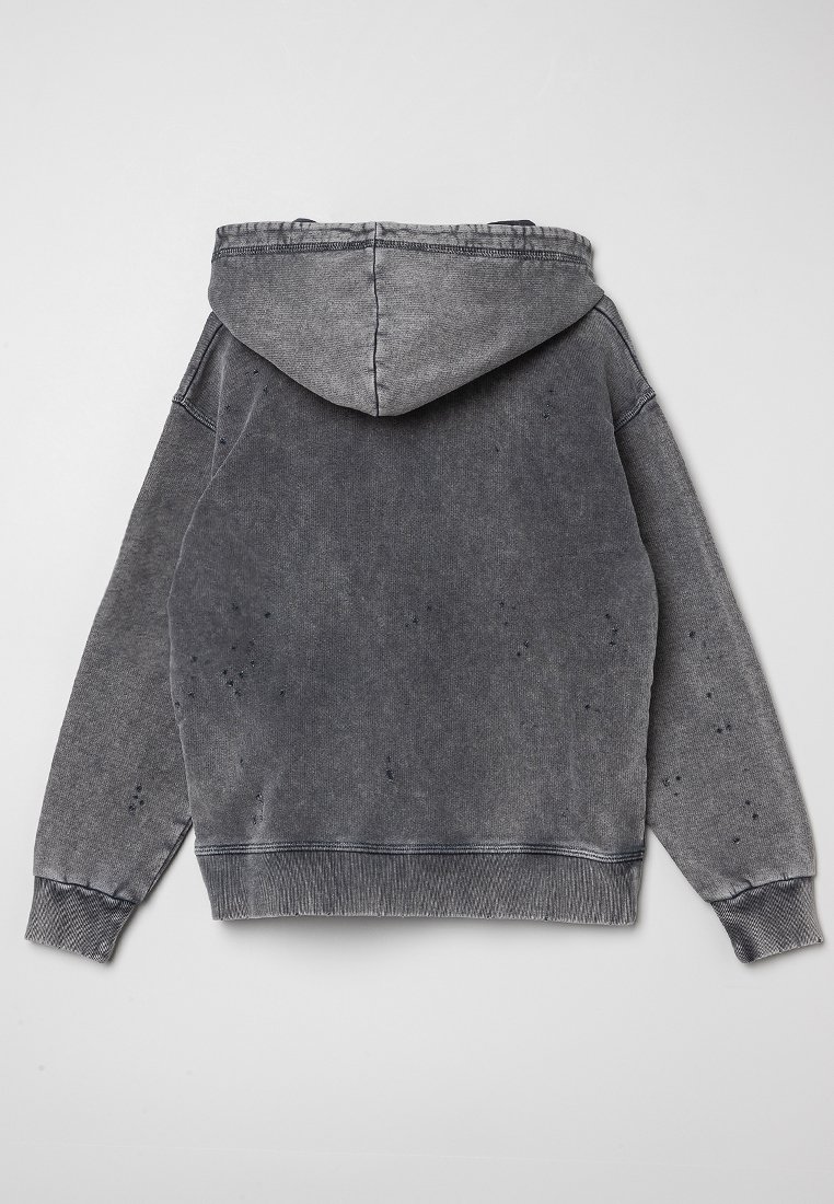Felpa grigia realizzata in tessuto denim, con tasca a marsupio, bordi a coste e orlo, cappuccio con lacci e dettagli rovinati.