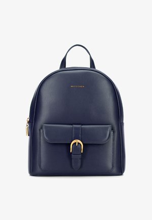 Zaino in pelle blu navy con forma arrotondata, dotato di una tasca frontale con chiusura a fibbia dorata e logo del marchio impresso. Due maniglie superiori.