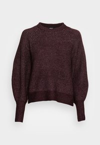 Pull en tricot bordeaux avec une texture côtelée, col rond et manches raglan. Présente une longueur raccourcie et des poignets larges. Conçu pour le confort.
