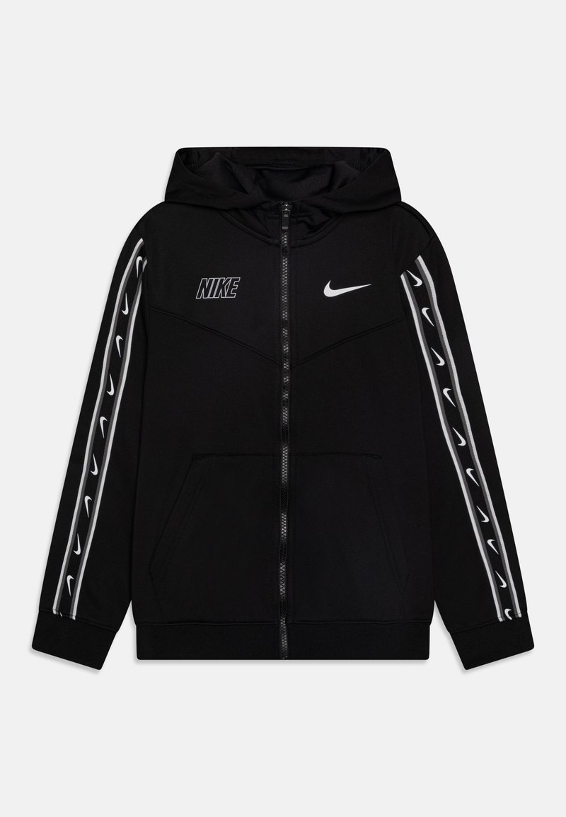 Svart zip-up hoodie med huva, med vita Nike-logotyper på bröstet och ärmarna, samt vita detaljer längs sidorna. Mjuk tyg.