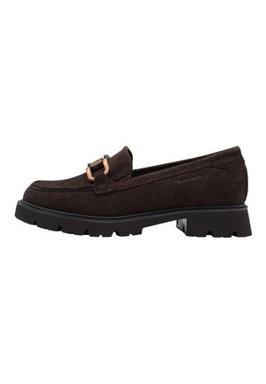 Mørkebrun ruskind loafer med chunky sort sål og dekorativ bronzespænde på toppen, set fra siden på hvid baggrund.