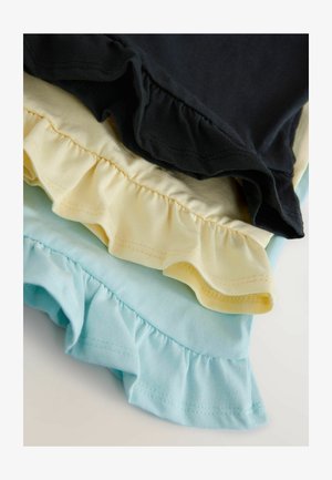 Zestaw czterech bawełnianych bluzek z falbankami w kolorach granatowym, jasnożółtym oraz dwóch odcieniach jasnoniebieskiego, z marszczonym wykończeniem i miękką teksturą.