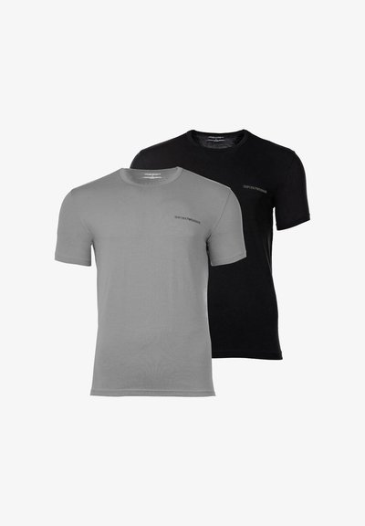 Due T-shirt girocollo semplici di Emporio Armani, una grigia e una nera, esposte su uno sfondo bianco.