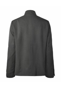 Veste blazer gris foncé à fines rayures vue de dos avec manches longues et col montant sur fond blanc.
