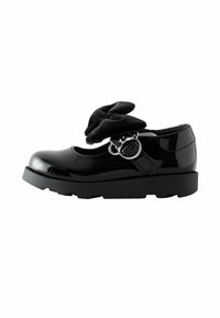 Schwarzer Lacklederschuh mit runder Zehenform, dicker schwarzer Sohle und einem schwarzen Stoffbogen, der mit einem silbernen Ring befestigt ist.
