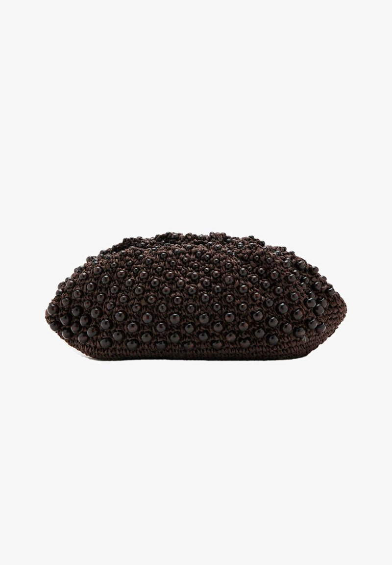 Pochette marron foncé crochetée ornée de perles rondes brillantes, en forme ovale allongée sur fond blanc.