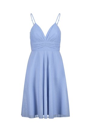 Lyseblå ærmeløs kjole med dyb V-udskæring, rynket front og en udvidet nederdel. Stoffet har en subtil glans og en glat tekstur.