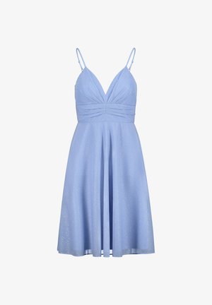 Lyseblå ærmeløs kjole med dyb V-udskæring, rynket front og en udvidet nederdel. Stoffet har en subtil glans og en glat tekstur.