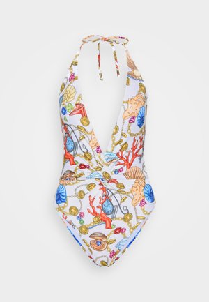 Costume intero con scollatura a V profonda, design a fascia, e una stampa marina colorata con conchiglie, coralli e gioielli su uno sfondo bianco.