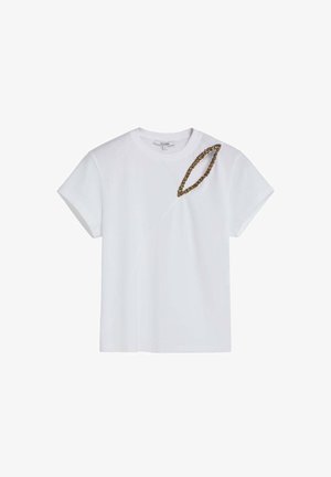 Camiseta de algodón blanca con mangas cortas, con una costura diagonal y un acento de cadena en tono dorado en forma de hoja en el hombro izquierdo.