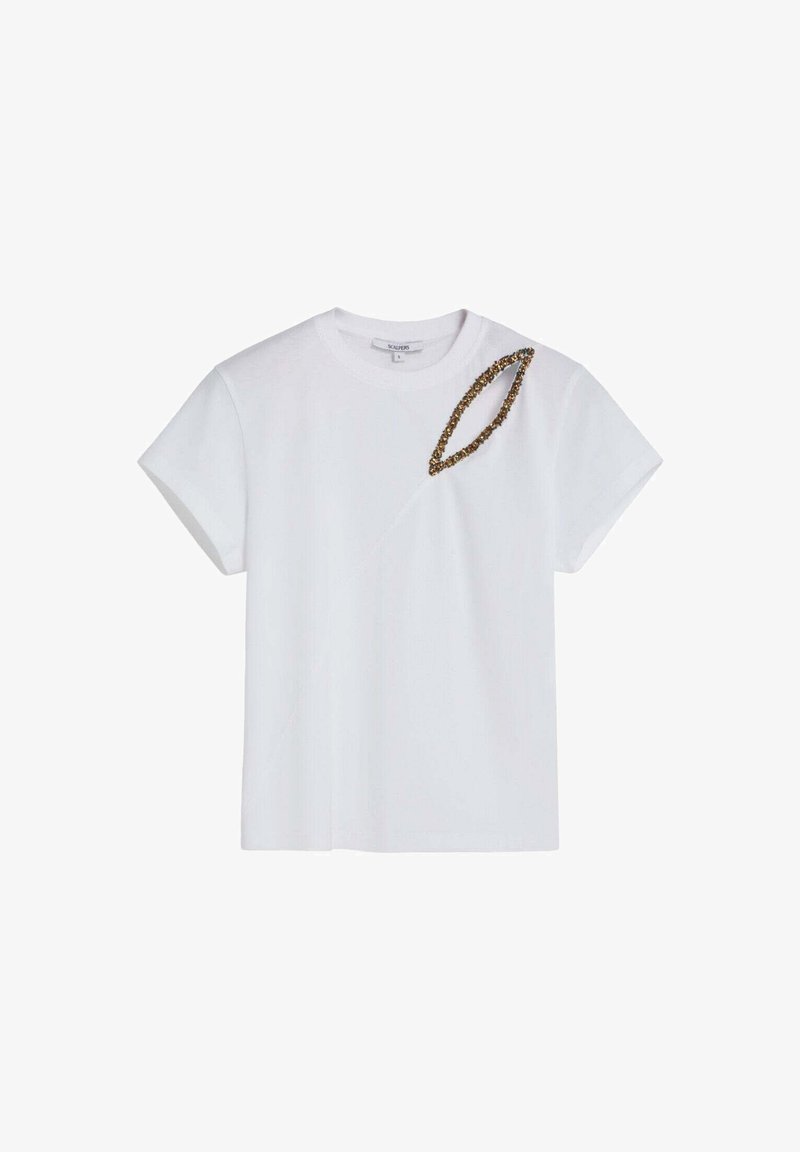 Camiseta de algodón blanca con mangas cortas, con una costura diagonal y un acento de cadena en tono dorado en forma de hoja en el hombro izquierdo.