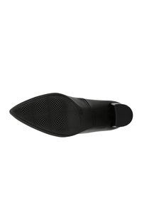 Scarpa nera con tacco alto e punta affilata. Parte superiore in pelle liscia, suola in gomma texturizzata con un motivo a scacchi e tacco basso.