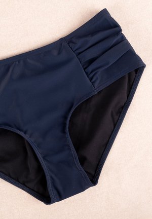 Námořnické modré plavky s řaseným pasem, vyrobené z hladkého, elastického materiálu. Černá podšívka uvnitř a elastický okraj.