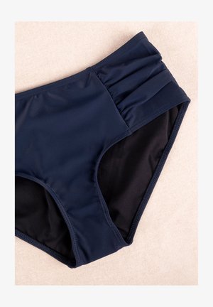 Marineblå svømmedragt med rynket liv, lavet af glat og strækbart materiale. Sort foring indvendigt med elastisk kant.