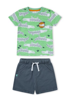 Camiseta verde para niño pequeño con estampados blancos de cocodrilos y placa "Let's party" combinada con pantalones cortos gris oscuro con cintura elástica y cordón.