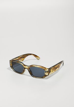 Óculos de sol com padrão de tartaruga, lentes escuras; formato retangular, armações grossas e hastes detalhadas com um destaque de logotipo.