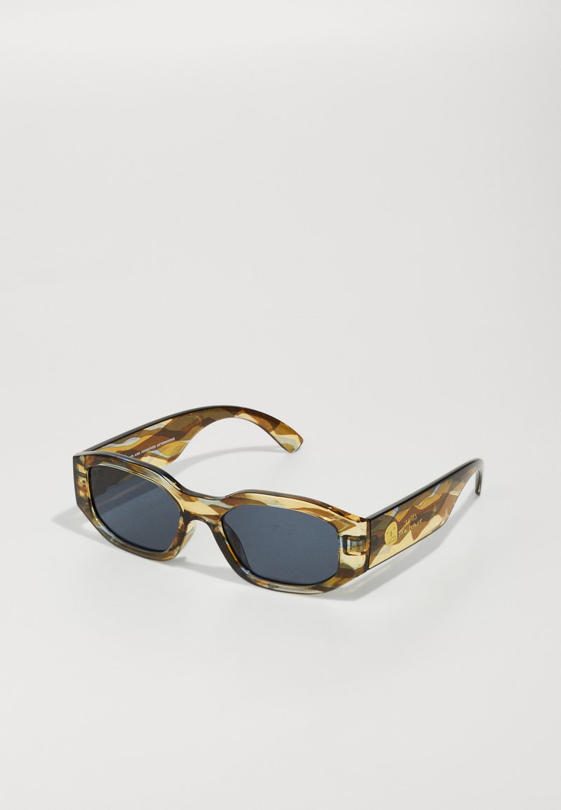 Gafas de sol con patrón de carey y lentes oscuros; forma rectangular, montura gruesa y patillas detalladas con un acento de logo.