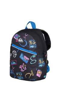 Mochila negra con patrones abstractos coloridos. Cuenta con un cierre azul, parche con el logo y correas de hombro acolchadas. Forma redondeada.