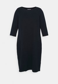 Svart klänning med trekvarts ärm, rund halsringning och avslappnad passform, tillverkad av mjukt tyg med knälång nederkant.